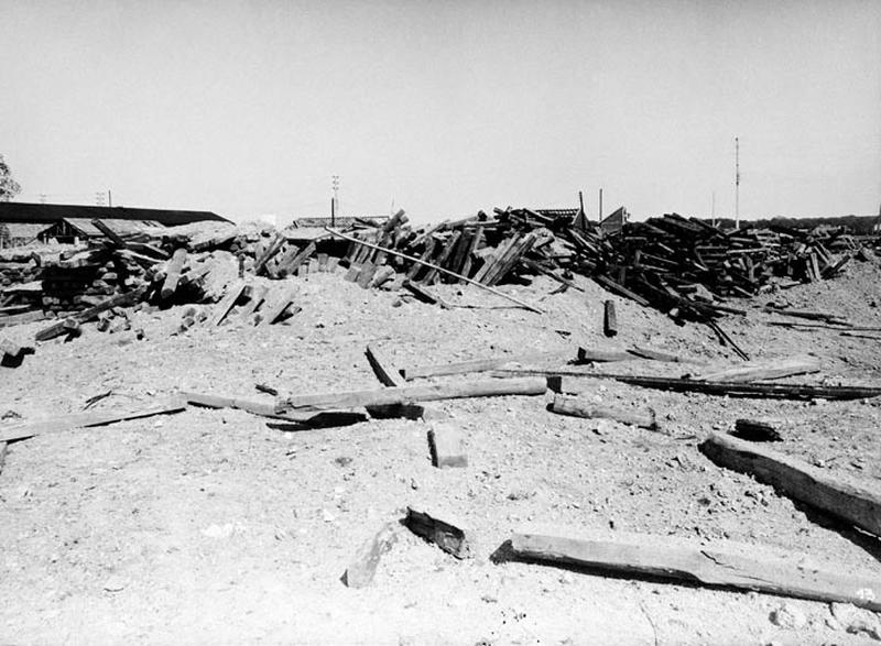 Photographie d'une partie du triage bombardé illustrant le rapport d'expert (datant de juin 1944) joint à la demande d'indemnisation pour dommages de guerre.