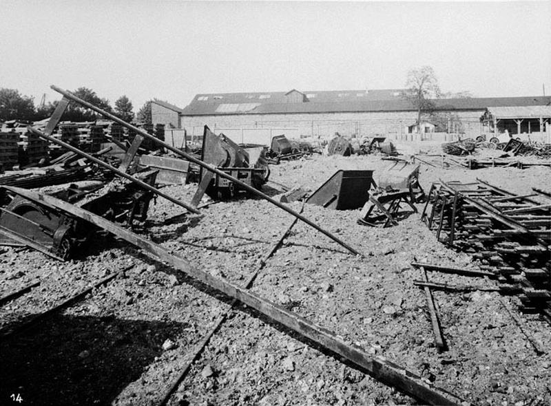 Photographie d'une partie du triage bombardé illustrant le rapport d'expert (datant de juin 1944) joint à la demande d'indemnisation pour dommages de guerre.