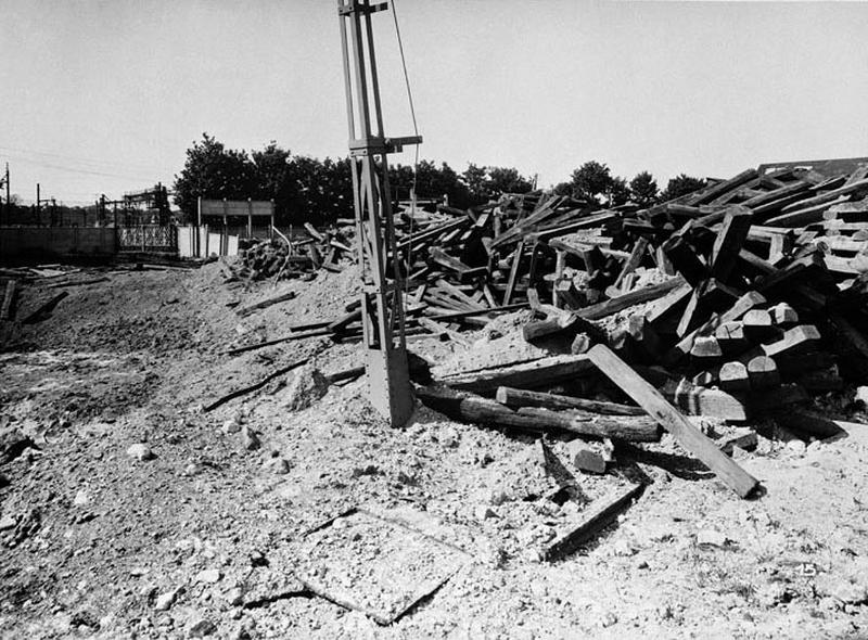 Photographie d'une partie du triage bombardé illustrant le rapport d'expert (datant de juin 1944) joint à la demande d'indemnisation pour dommages de guerre.