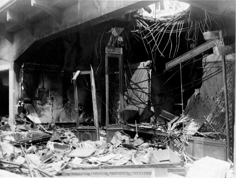 Photographie de l'état de la bijouterie Paul Foulon après les bombardements et illustrant le rapport joint à la demande d'indemnisation pour dommages de guerre et à la reconstruction prioritaire au titre des établissements industriels, commerciaux et agricoles.