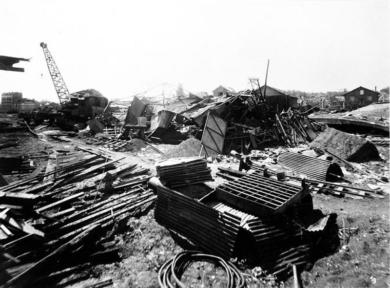 Photographie d'une partie du triage bombardé illustrant le rapport d'expert (datant de juin 1944) joint à la demande d'indemnisation pour dommages de guerre.