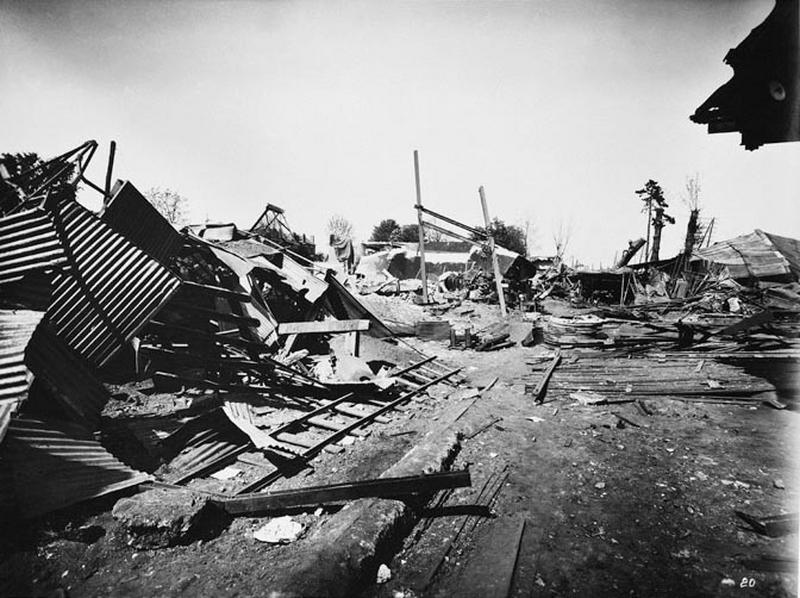 Photographie d'une partie du triage bombardé illustrant le rapport d'expert (datant de juin 1944) joint à la demande d'indemnisation pour dommages de guerre.