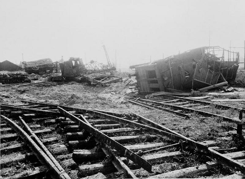 Photographie d'une partie du triage bombardé illustrant le rapport d'expert (datant de juin 1944) joint à la demande d'indemnisation pour dommages de guerre.