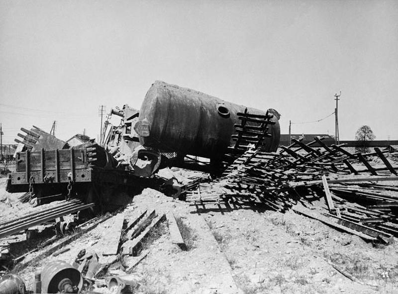 Photographie d'une partie du triage bombardé illustrant le rapport d'expert (datant de juin 1944) joint à la demande d'indemnisation pour dommages de guerre.