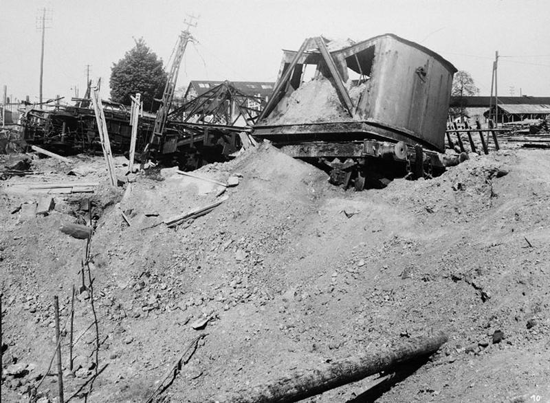 Photographie d'une partie du triage bombardé illustrant le rapport d'expert (datant de juin 1944) joint à la demande d'indemnisation pour dommages de guerre.