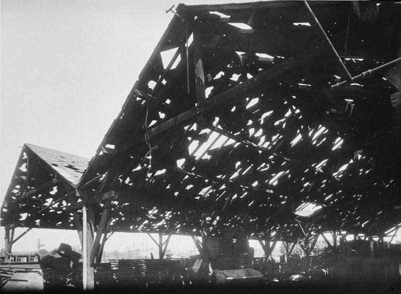 Photographie d'une partie du triage bombardé illustrant le rapport d'expert (datant de juin 1944) joint à la demande d'indemnisation pour dommages de guerre.