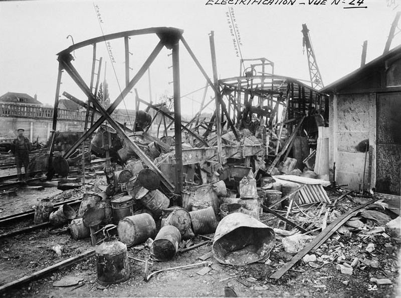 Photographie d'une partie du triage bombardé illustrant le rapport d'expert (datant de juin 1944) joint à la demande d'indemnisation pour dommages de guerre.