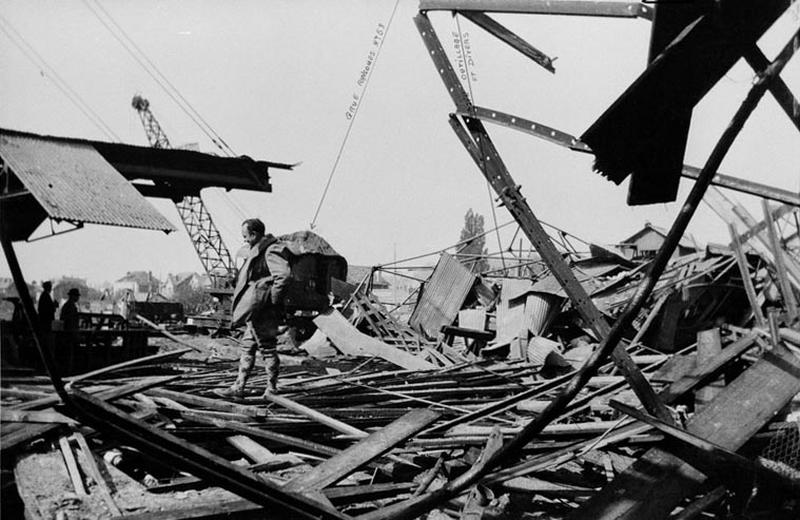 Photographie d'une partie du triage bombardé illustrant le rapport d'expert (datant de juin 1944) joint à la demande d'indemnisation pour dommages de guerre.