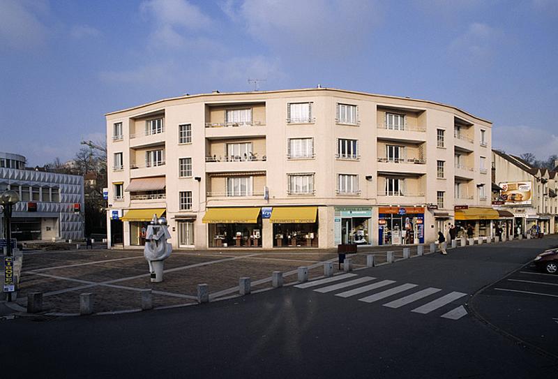 Vue d'ensemble de la façade antérieure.