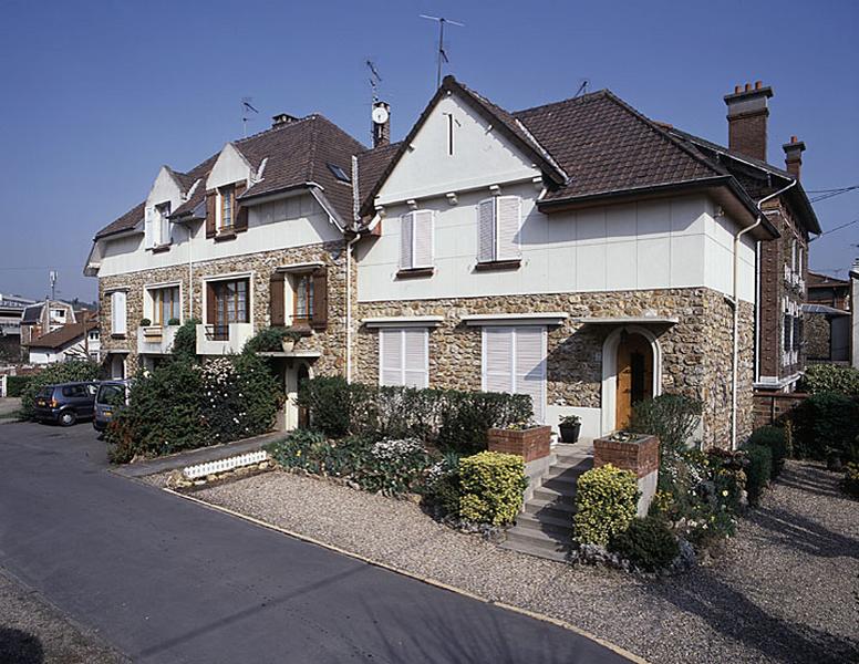 Vue d'ensemble du rang de maisons septentrional.