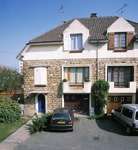 Vue d'une maison de l'extrémité ouest du rang septentrional.