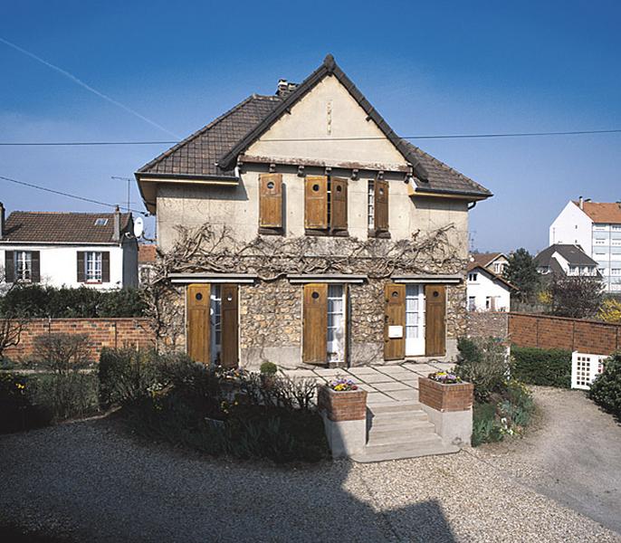 Vue de la maison située à l'extrêmité ouest de l'allée centrale.