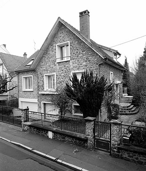 Vue des façades donnant sur la rue.