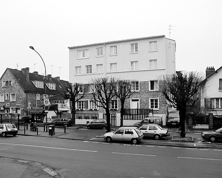 Vue de la façade donnant sur la rue.