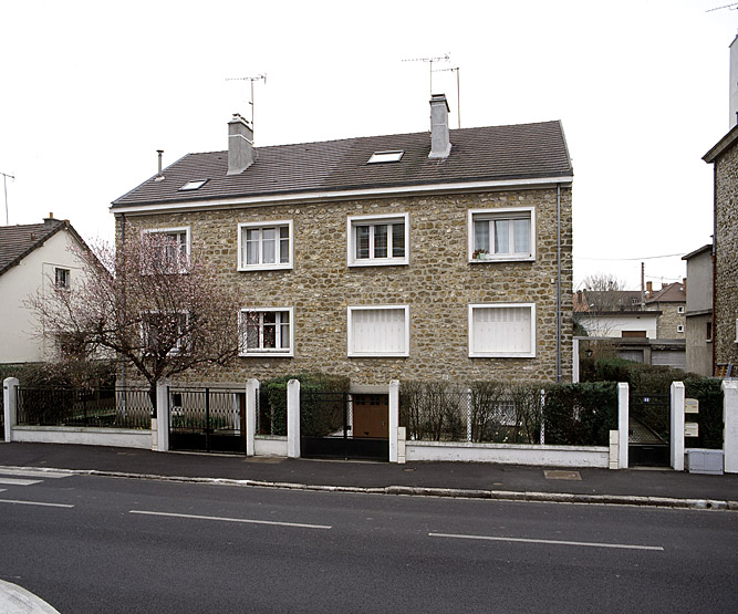 Vue d'ensemble des maisons jumelles reconstruites pour M. Desbrosses au 64-66, avenue du 18 Avril.