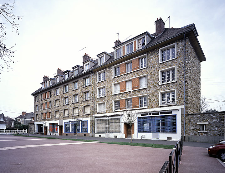 Vue d'ensemble de l'immeuble Clayeux-Dervaux situé 2-4bis, place Jean-Jaurès.