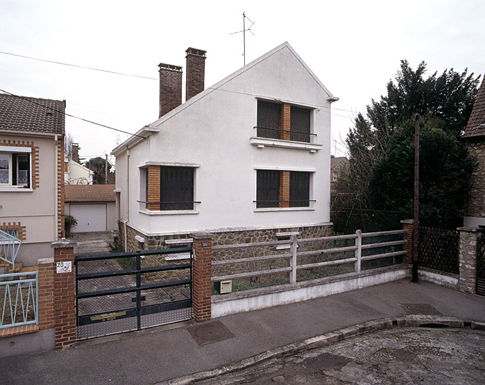 Vue d'ensemble de la maison reconstruite pour M. Rastoul au 20, rue du Vercors.