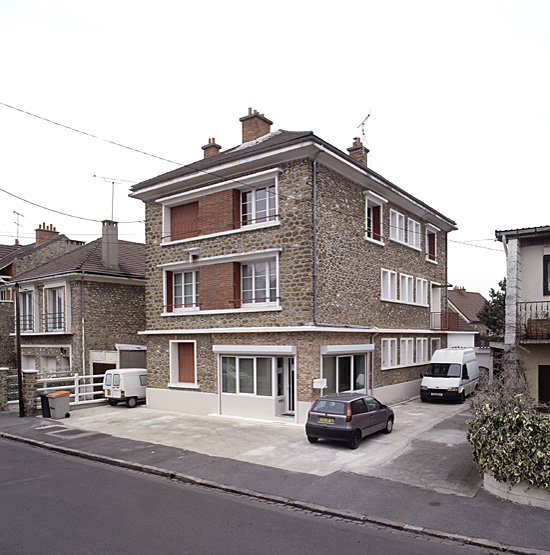 Vue d'ensemble de l'immeuble avec boutique en rez-de-chaussée situé au 12, rue Emile Zola (îlot 19).