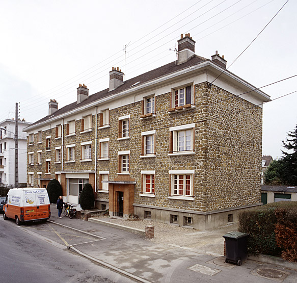 Vue d'ensemble de l'immeuble Robin, 81-81bis, rue de Juvisy. Il comporte une boutique en rez-de-chaussée.