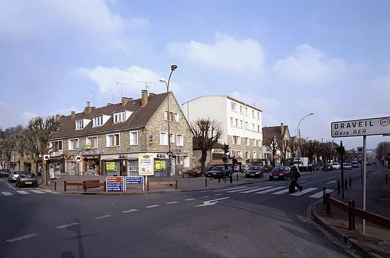 Maisons situées à l'angle de l'avenue d'Estienne-d'Orves et de l'avenue du Général-de-Gaulle.