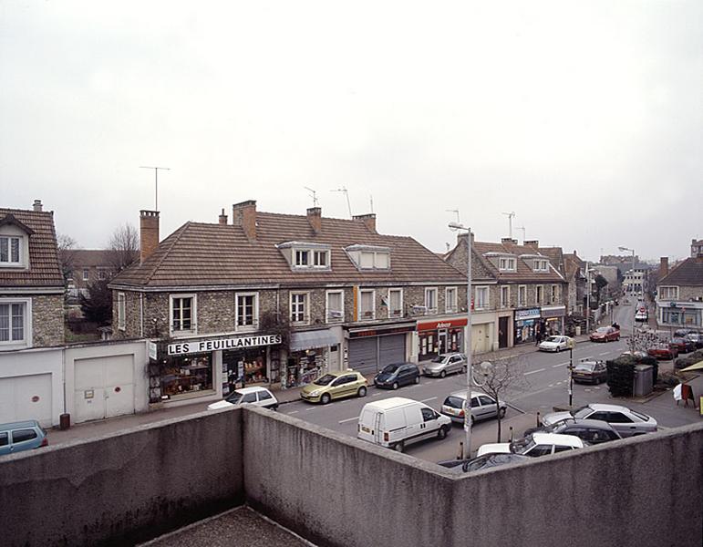 Vue de l'ensemble de façades donnant sur la rue.