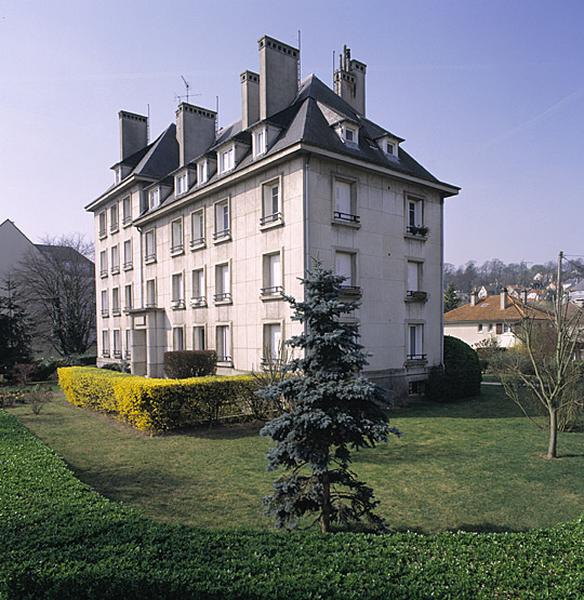 Vue de la façade donnant sur l'avenue.