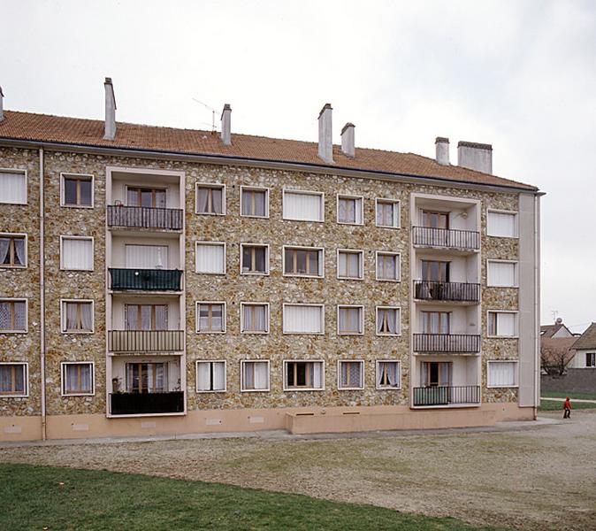 Vue de la façade du bâtiment donnant sur la rue de Juvisy-Cottage.