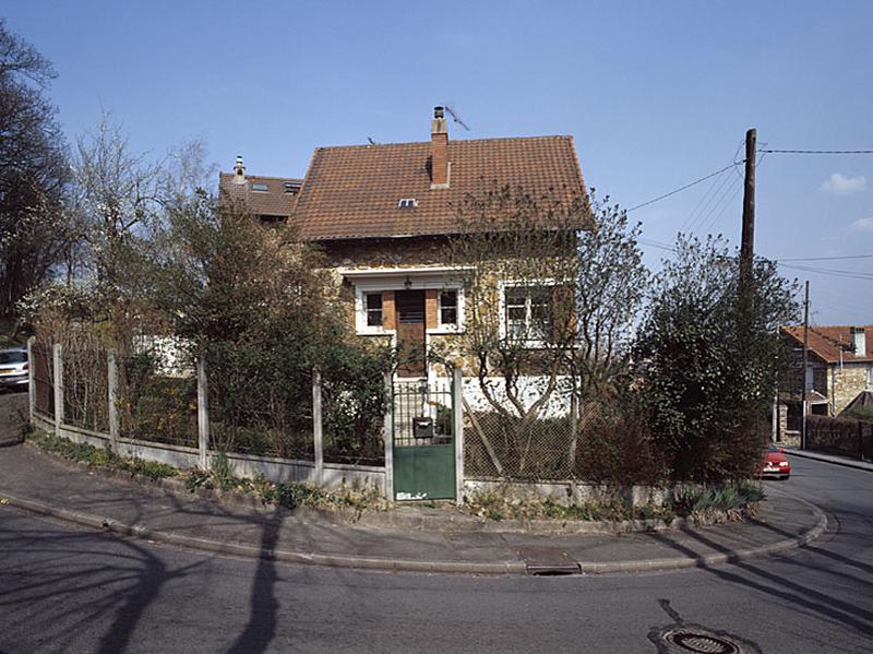 Vue de la façade donnant sur l'avenue.