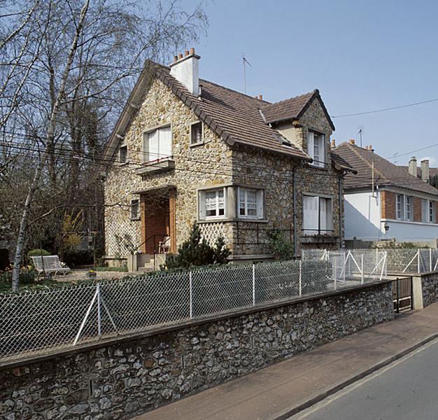 Vue de la façade donnant sur l'avenue.