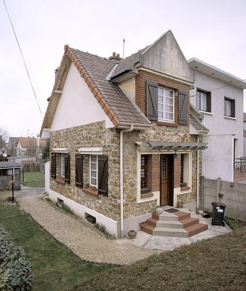 Vue de la façade donnant sur la rue.