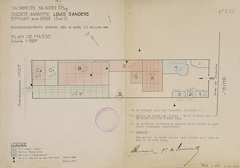 Plan des bâtiments atteints par les bombardements des 18 avril et 22 juin 1944. En bleu, les dommages légers ; en vert, les parties réparables (C1, 7, 8) ; en rouge, les parties détruites. Le 1er bombardement n'a fait que des dégâts relativement légers, mais le 22 juin 44, plusieurs bâtiments ont été complètement détruits : bâtiment A (stockage, imprimerie, laboratoires, cantine, garage, pans de bois avec remplissage briques, 3 travées et sheds, 25 X 16 m), bâtiments 5 (réfectoire, atelier, 9 X 9, 5 m, murs en briques et meulière, toiture à 2 versants), 6 (hangar, stockage, 26, 5 X 9 m, pans de bois à remplissage de briques creuses, toiture à un versant) et B (fabrication et stockage, 40 X 18, 75 m, ossature en béton armé, remplissage briques). Le bâtiment 7 (chargement fabrication), à ossature en béton armé et murs porteurs en meulière, a été fortement ébranlé par les explosions.