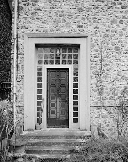 Porte d'entrée encadrée de claustra du pavillon situé 66, avenue Jean-Jaurès.