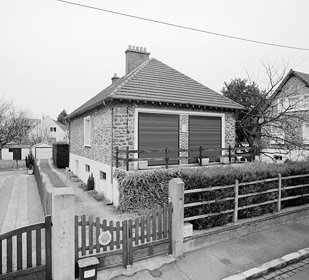 Pavillon avec salon de coiffure en rez-de-chausssée reconstruit pour M. Navoret, 10, avenue du Miroir.