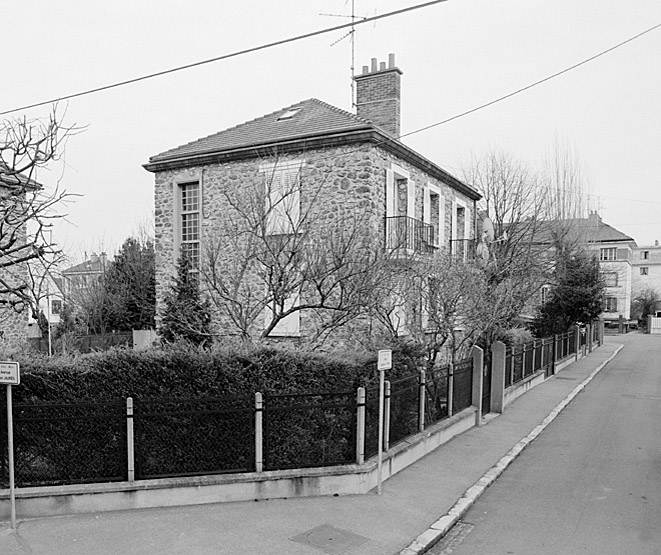 Vue latérale de la maison construite pour M. Bourgeois, à l'angle de l'avenue Jean-Jaurès (n° 76) et de la rue Gabriel-Péri (n° 6), îlot 17. La cage d'escalier est éclairée par des claustra.