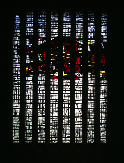 Détail de la verrière de gauche (en regardant l'autel), consacrée aux mystères douloureux du rosaire : une lance et un coq rappelant l'Arrestation du Christ et le Couronnement d'épines.