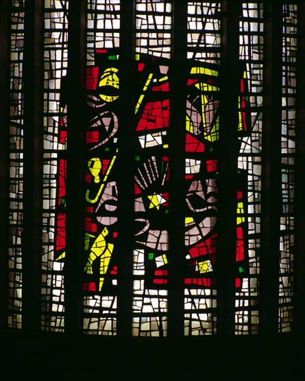 Détail de la verrière située au-dessus de la tribune des chantres, représentant les mystères joyeux du rosaire : Annonciation, Visitation, Noël, Epiphanie, Présentation, représentés par une colombe, un bourdon et une gourde, une étoile éclairant un berceau, un encensoir fumant, deux colombes dans une cage.