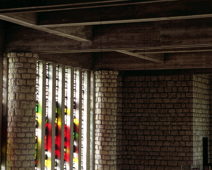 Détail de la partie haute de la verrière de droite et du plafond à caissons en béton armé.