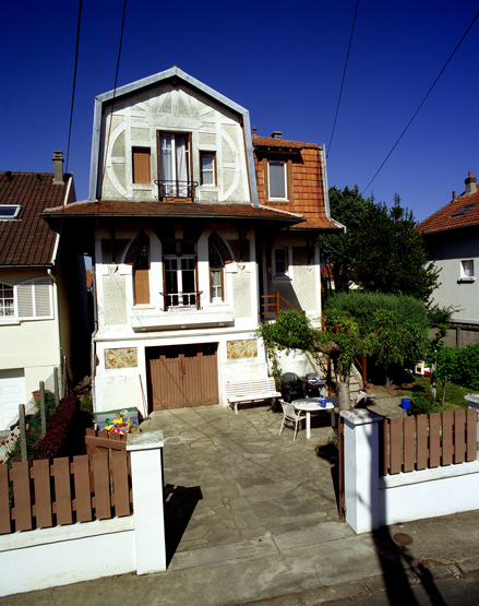 Vue d'ensemble de la maison identique à celle du 35, boulevard Marcel-Perdereau. Toit mansardé à auvent débordant et faux pans-de-bois incurvés sont repris de l'architecture alsacienne.