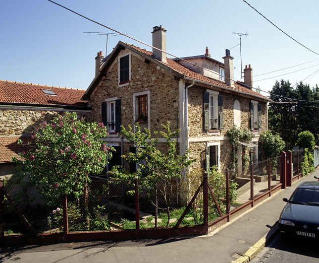 Vue d'ensemble de la maisoN. Elle fait partie des constructions du Val qui ont survécu au bombardement du 18 avril 1944. Une modénature de ciment lissé orne les façades.