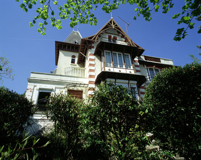 Vue partielle de la façade principale.