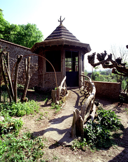 Vue du kiosque situé dans l'angle du jardin, près du mur de clôture.