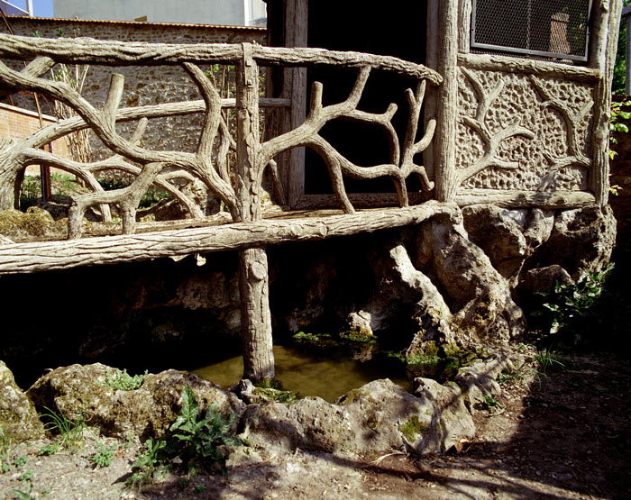 Détail de la balustrade du chemin d'accès au kiosque.