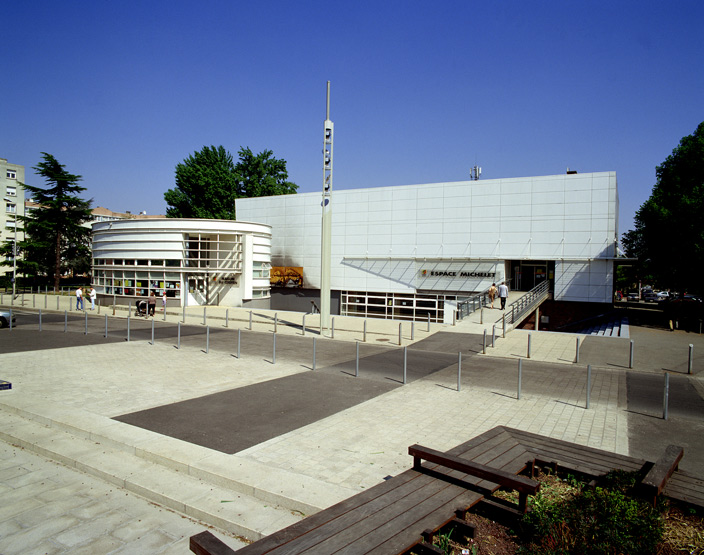 Vue de l'Espace Michelet (ancienne église Notre-Dame-de-l'Air) et de la Maison du Citoyen à l'extrémité de la place Mendès-France.