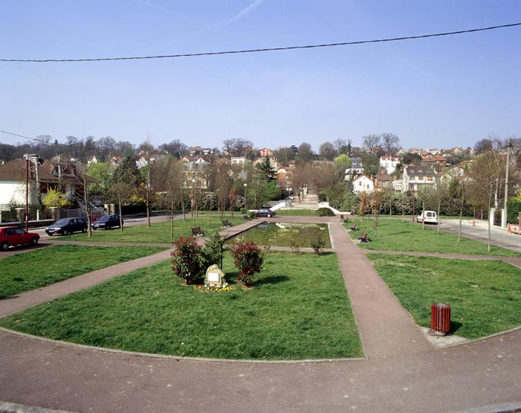 Vue de la pelouse aménagée sur l'emplacement du miroir d'eau de l'ancien parc, restaurée à l'occasion de la Reconstruction.