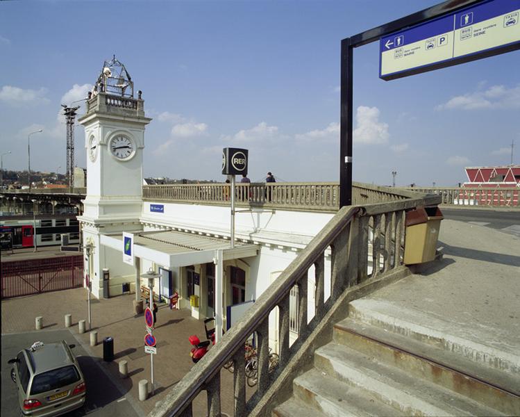 Le bâtiment de la gare voyageurs : la façade côté cour de la gare et l'escalier d'accès au pont.