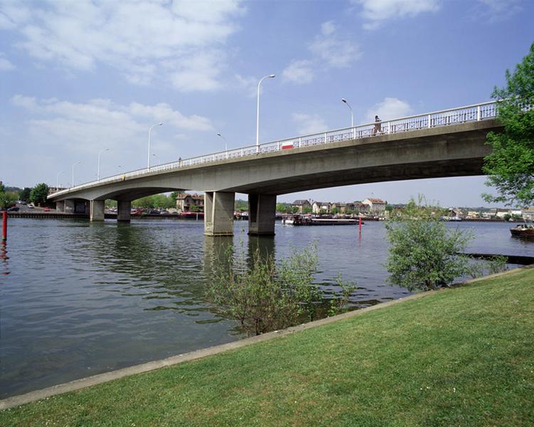 Le pont vu des berges de la Seine de la rive de Draveil côté amont.