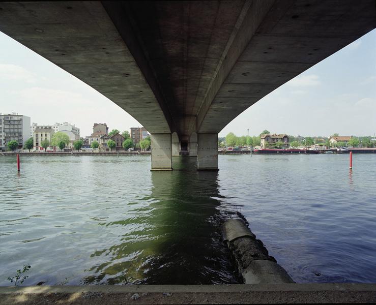 L'infrastructure de l'une des arches du pont vue des berges de la Seine de la rive de Draveil.