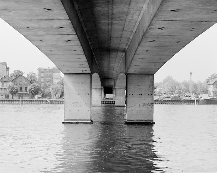 L'infrastructure de l'une des arches du pont vue des berges de la Seine de la rive de Draveil.