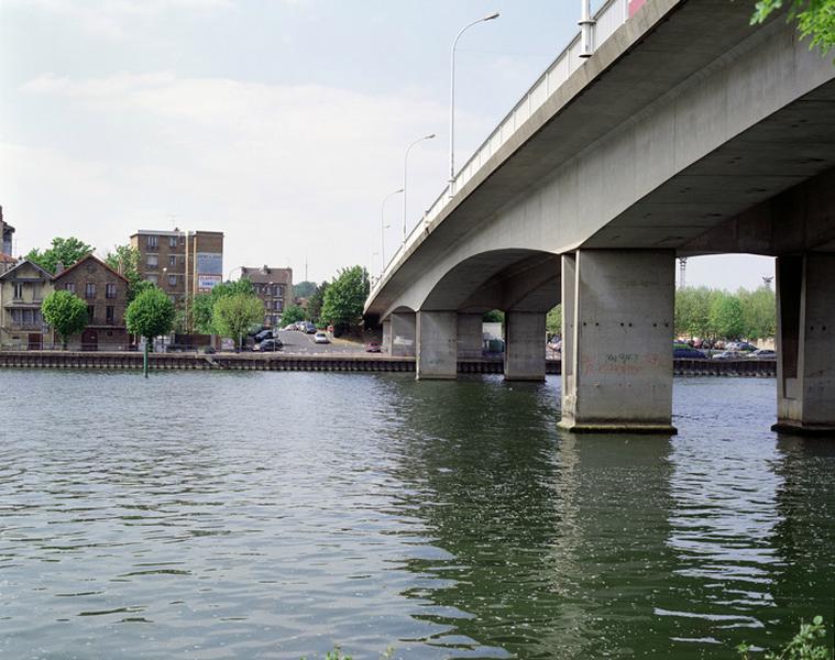 Le pont vu depuis les berges de la Seine de la rive de Draveil côté amont avec, en face, l'emplacement du départ du pont précédent.