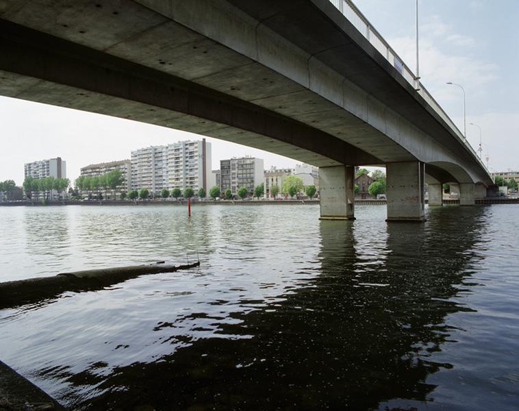 Le pont vu depuis la rive de Draveil côté aval avec, en face, les constructions érigées sur la rive de Juvisy, côté amont.